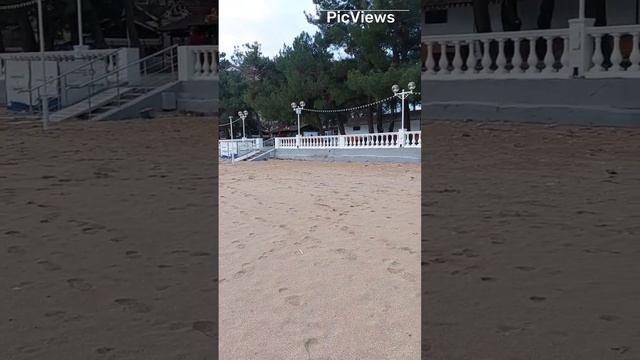 Геленджик. Пляж Дельфин. 18 декабря 2023. Обстановка на пляже море и погода на курорте