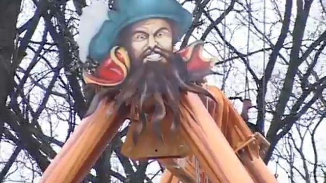 В парке Горького начали монтировать новые аттракционы смотреть онлайн