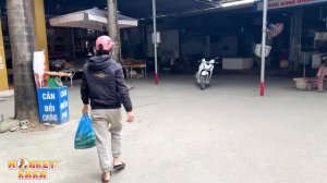 Monkey Kaka went missing at the market, making her mom worried