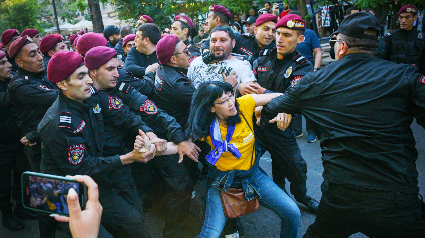 Столицу Армении охватили массовые беспорядки. Главное о ситуации в Ереване