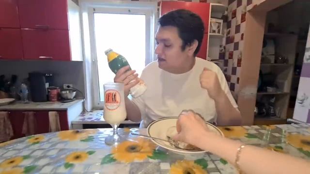 Пью йогурт Активия Молочный в закуску с рыбой жаренной треска, Хакасия, Гительман. смотреть онлайн