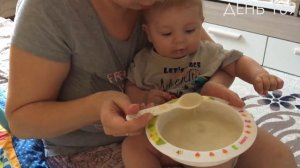 Как малыш ест кашу.