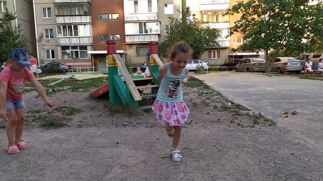 Миратея учится прыгать на скакалке на одной ноге! смотреть онлайн