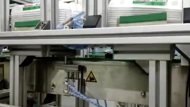 Этикетировочный автомат (этикетировщик) нанесение самоклеющейся этикетки на яичные лотки. ПрактикМ