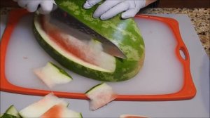 КАК РЕЗАТЬ АРБУЗ быстро, просто и удобно есть. Как нарезать арбуз