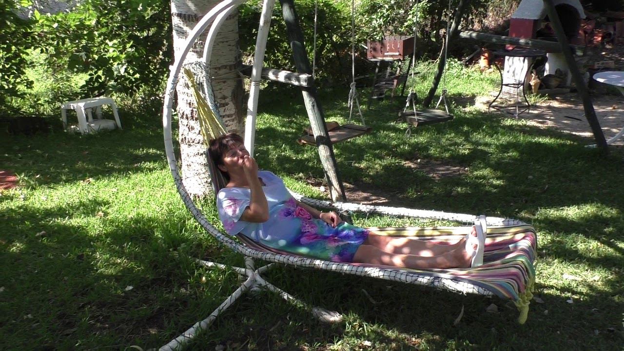 2018-08-03_Торони_усадьба Сакиса_Маша в гамаке ест темный виноград