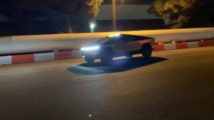 Тесла кибертрак на дорогах страны