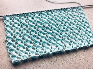 Простой и красивый узор спицами Сеточка из 4 рядов