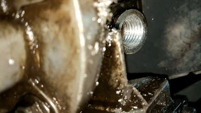 Сорвало резьбу датчика давления масла на Шевроле Ланос смотреть онлайн