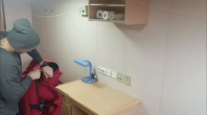 ЖИТЬ В МОРЕ СПАСАТЕЛЬНАЯ ШЛЮПКА ОДЕВАЮ ГИДРОКОСТЮМ ЧТО ВНУТРИ СПАСАТЕЛЬНОЙ ШЛЮПКИ БЕЗОПАСНОСТЬ ЛЮДЕ