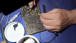 замена аккумулятора в блютуз наушниках.