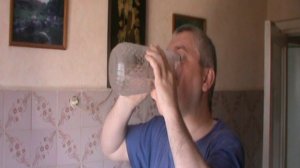 Мужик пьёт воду Прикол