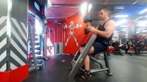 Подъём гантели 40 кг на скамье Скотта.