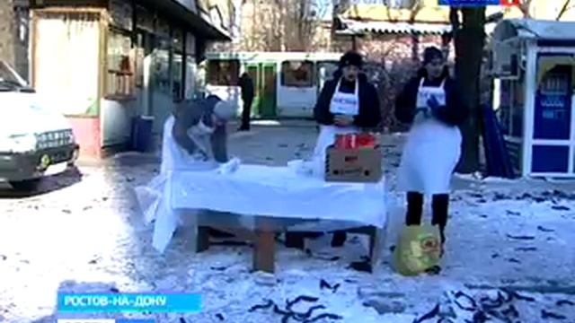В Ростове накормили бездомных! смотреть онлайн