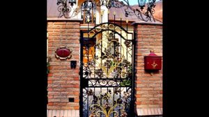 Красивая калитка для забора в частном доме кованая решетка