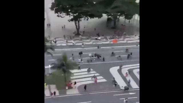 CAOS NO RIO DE JANEIRO - PANCADARIA ENTRE TORCEDORES... смотреть онлайн