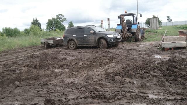 Mitsubishi Pajero Sport на проселочной дороге смотреть онлайн