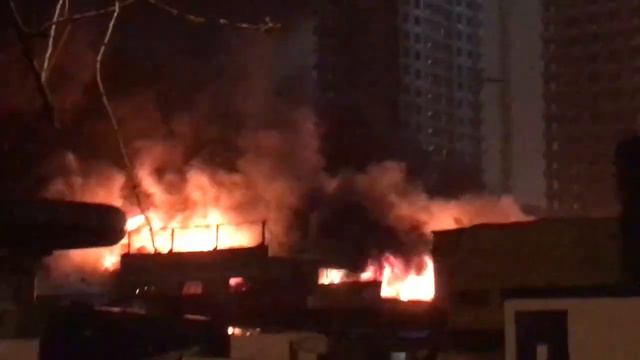 На востоке Москвы горит склад смотреть онлайн