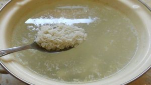 Суп с куриными крылышками, рисом и яйцом