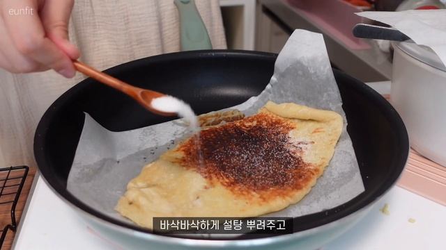ENG) vlog 자취 브이로그, 퇴근하고 맵달 떡볶이 만들어 먹는 자취생일상 브이로그, 러그 구매, 구독자님 추천 크룽지 만들어먹기 | 당근스프, 시금치프라타타, 닭꼬치, 월드