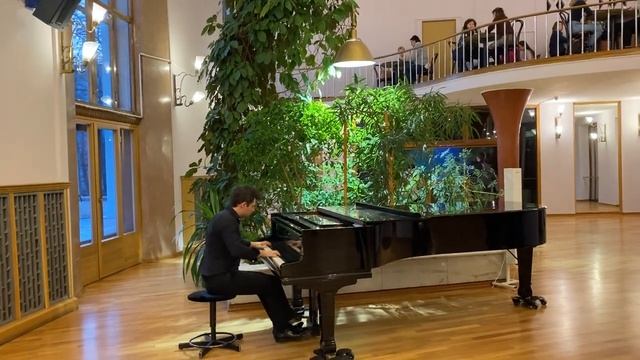 Москва. Театр им. Моссовета. Перед спектаклем "Ричард III". Живая музыка в фойе.