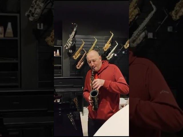 Не знали, что черный саксофон может так звучать!