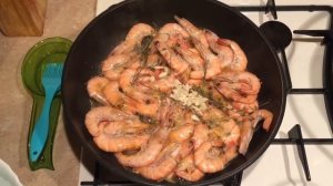 Жареные королевские креветки с чесноком и тимьяном в сливочном масле .