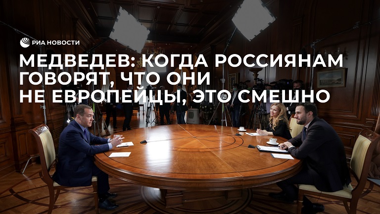 Сказать россиянам. Мирного решения не будет Медведев. Евтушенко Putin. Путин длинный стол 2022. Медведев Дмитрий в телевизоре.