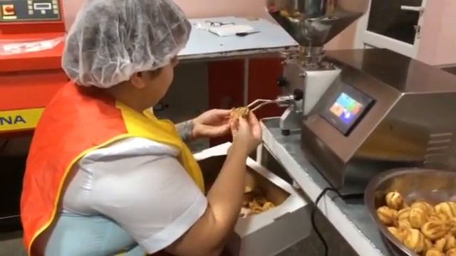 Орешки наполняют начинкой на бугульминском хлебокомбинате смотреть онлайн