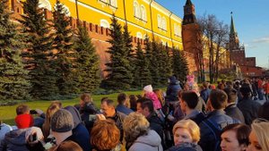 Марш почетного караула к вечном у огню в Александровском саду у Московского кремля
