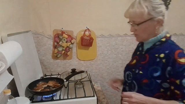 Живём в селе!Оладушки с яблоками.Пропала кукуруза.