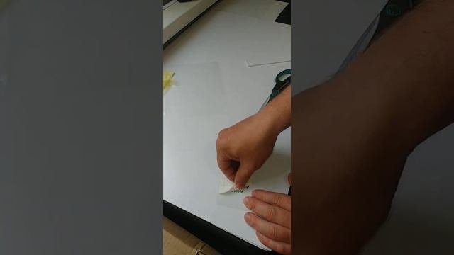 Наклейка с монтажной пленкой без фона. Как поклеить самому.