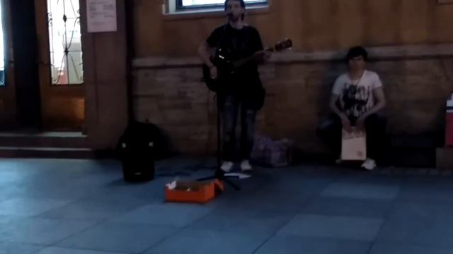 Легенда\В.Цой.Классно поёт на улице Питера смотреть онлайн