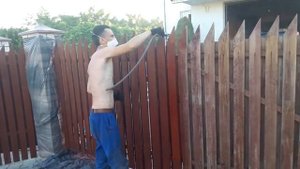 Покраска старого деревянного забора с помощью окрасочного аппарата и безвоздушного краскопульта