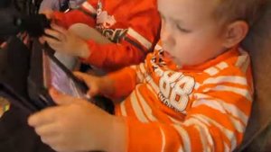 Ребенку 2 года и 9 месяцев. Играет в iPad.avi