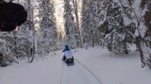 Девушка на снегоходе в пухляке/Лыже-снегоходный поход