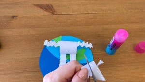 Лучшая поделка ко дню Космонавтики. Космонавт из бумаги.