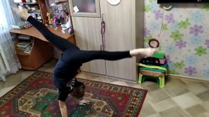 тренировки дома, гимнастическое упражнение качелька