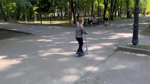 трюк на самокате. учимся кататься на одном колесе