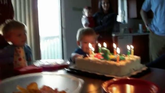 Singing Birthday song to Sammy, and blowing out candles. смотреть онлайн