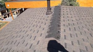 Обзор ошибок при строительстве вальмовой крыши и покрытии мягкой битумной черепицей