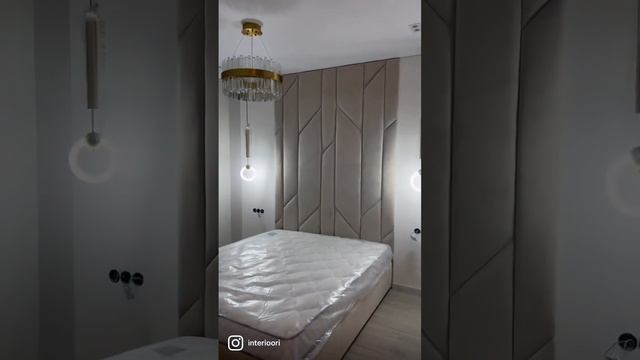 Установка кровати с мягкой настенной панелью? #дизайнинтерьера #дизайнспальни #спальня