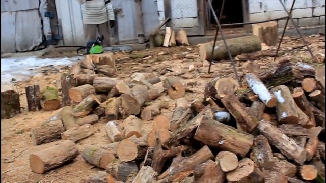 Девушки бывают круче мужиков. Пилит и рубит дрова смотреть онлайн