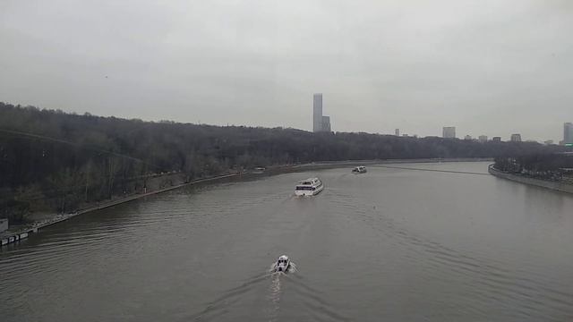 Канатная дорога через Москва реку Воробьевы горы, МГУ, Лужники. Поездка в сторону МГУ смотреть онлайн