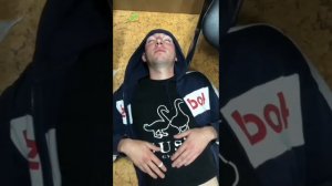 Сотрудник Вайлдберриз уснул на складе пункта выдачи товара.