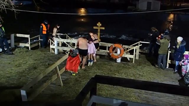 Крещенские купания. Воронцовский парк, Москва, 2020_янв. смотреть онлайн