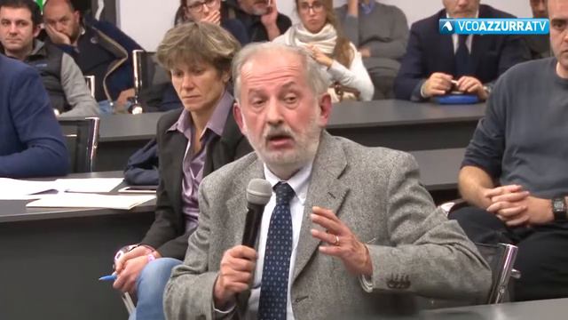 Toni infuocati all'assemblea dei frontalieri смотреть онлайн