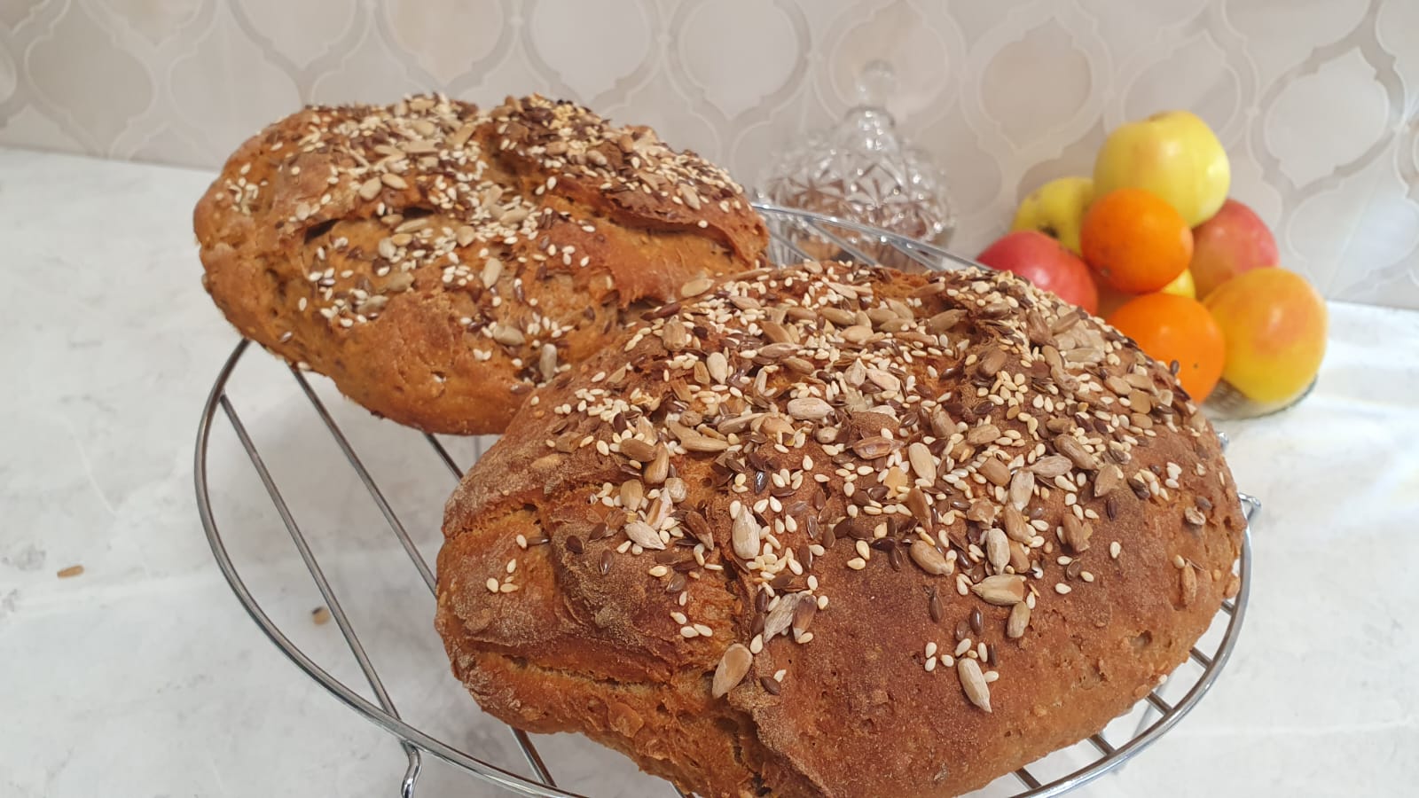 Хлеб цельнозерновой овсяный ржано-пшеничный с разными семечками.