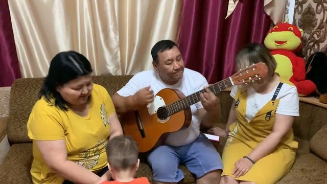 Казахская семья поют под гитару! Божья Коровка «Гранитный камушек» - муж, жена и дочь. смотреть онлайн