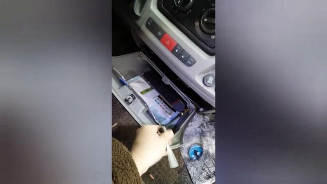 замена фильтра салона Citroen джампер.почему не греет печка дует слабо.фильтр забился. смотреть онлайн